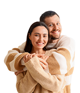 Pareja feliz con su nueva casa